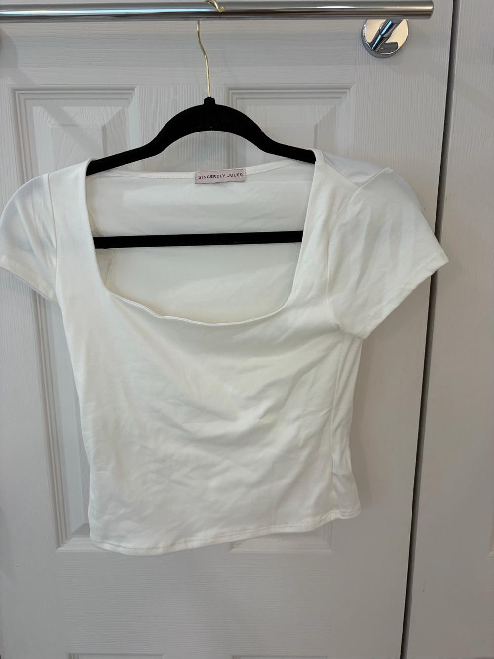 Sincerly Jules White Scoop Neck Crop Tee